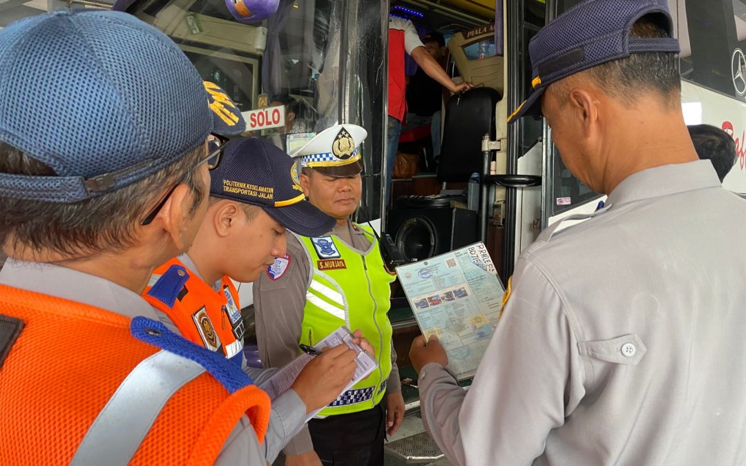 Satlantas Polresta Surakarta Gelar Ramp Check Angkutan Umum di Terminal Tirtonadi dalam Rangka Ops Zebra Candi 2025