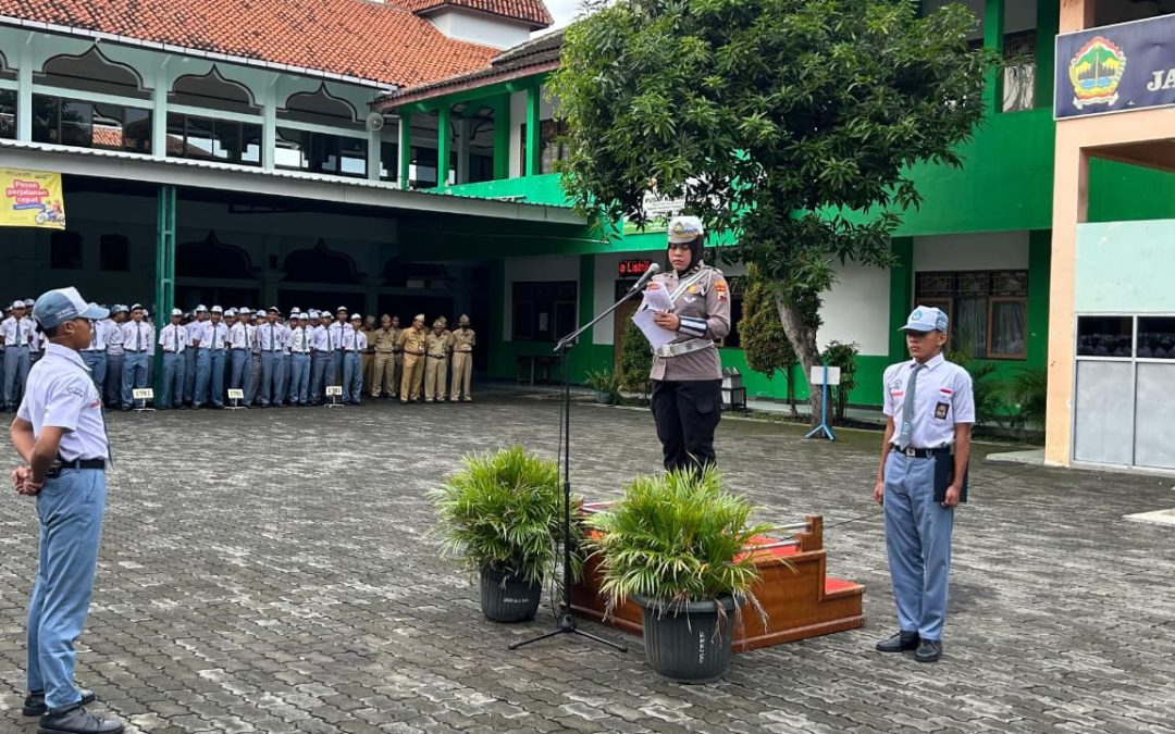 Dalam Rangka Operasi Zebra Candi 2025, Sat Lantas Polresta Surakarta Jadi Pembina Apel di SMKN 2 Surakarta, Ajak Siswa Cegah Bullying