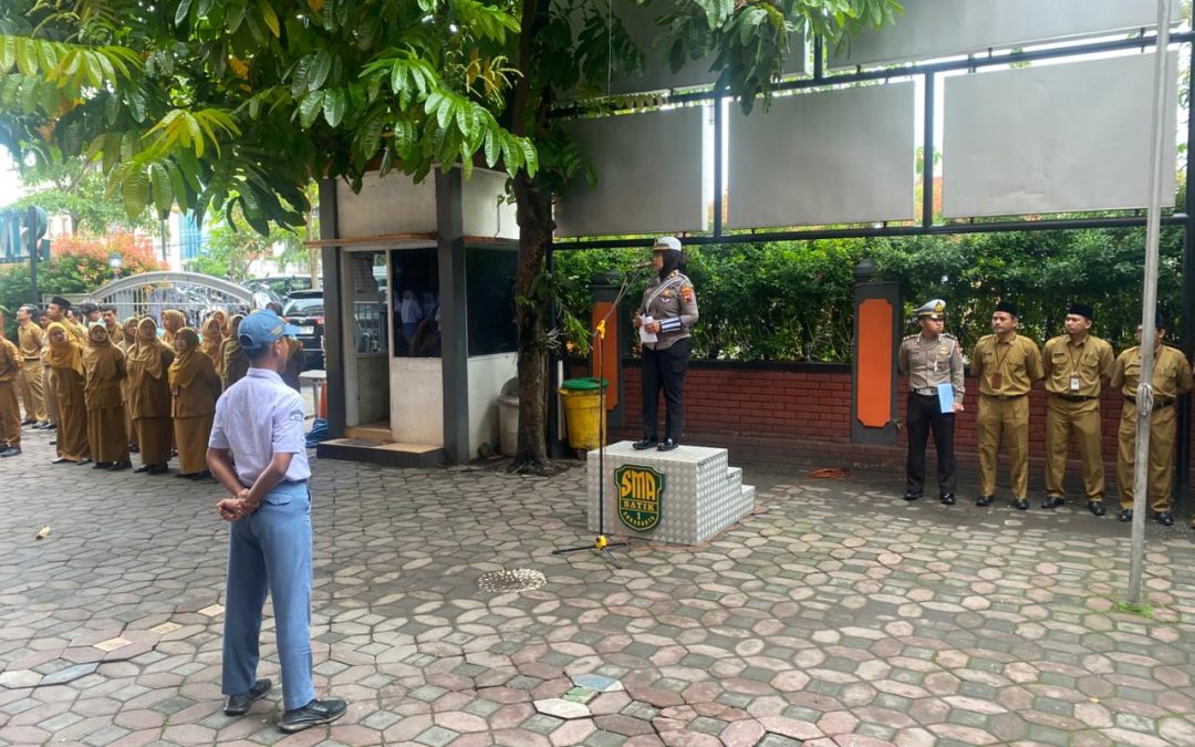 Generasi Berkarakter: Sat Lantas Polresta Surakarta Sosialisasi Anti Bullying dan Safety Riding di SMA Batik 1