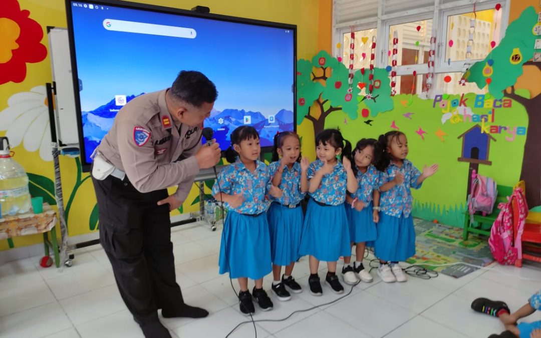 Sat Lantas Polresta Surakarta Gelar Dikmas Lantas Polisi Sahabat Anak di TK Kemala Bhayangkari 54