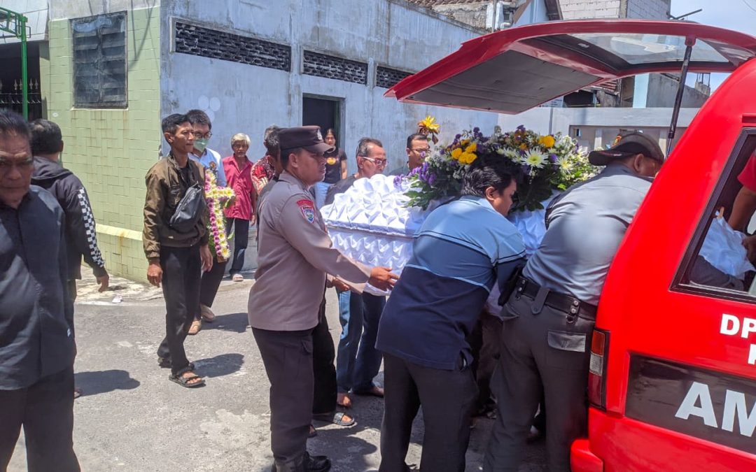 Wujud Kepedulian, Bhabinkamtibmas Bumi Aiptu M. Ajib Hadiri Lelayu dan Bantu Prosesi Pemakaman Warga