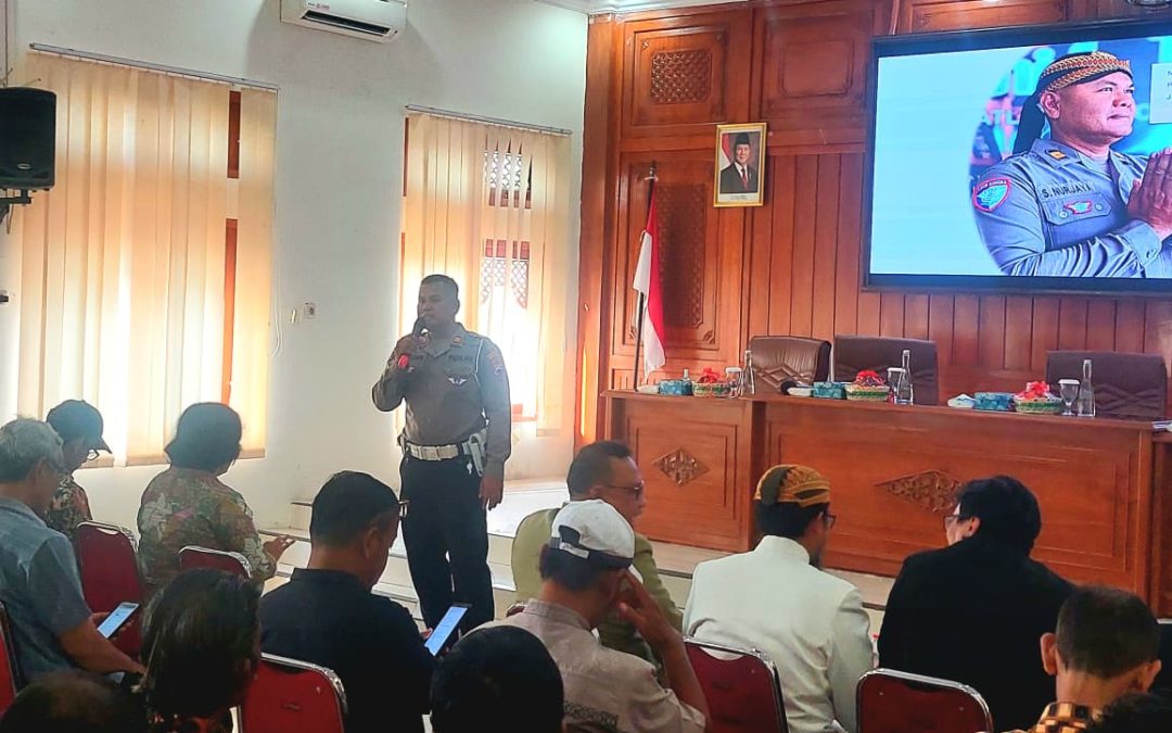 Sat Lantas Polresta Surakarta Sosialisasikan Tata Tertib Berlalu Lintas kepada Aparatur Kelurahan, RW dan RT se-Kelurahan Jebres
