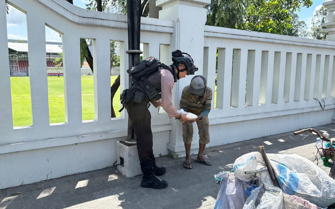Tim Sparta Sat Samapta Polresta Surakarta Gelar Jumat Berkah, Bagikan Puluhan Paket Sembako untuk Warga yang Membutuhkan