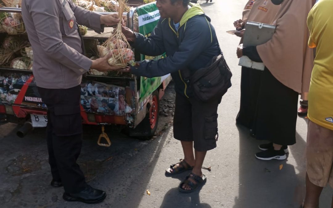Kapolsek Pasar Kliwon Gelar Jumat Berkah: Warga Dapat Satu Kantong Sembako dengan Infak Seikhlasnya, Tak Punya Uang Tetap Gratis