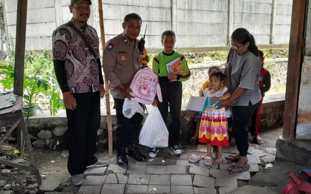 Wujud Kepedulian Polri kepada Warga Binaan, Bhabinkamtibmas Jagalan Polsek Jebres Berikan Bantuan kepada Anak Yatim Piatu