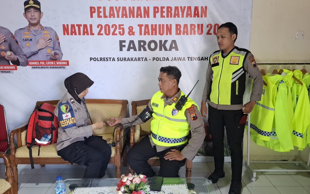 Personel Dokkes Polresta Surakarta Laksanakan Patroli Kesehatan di Pos Pelayanan Ops Lilin Candi 2025