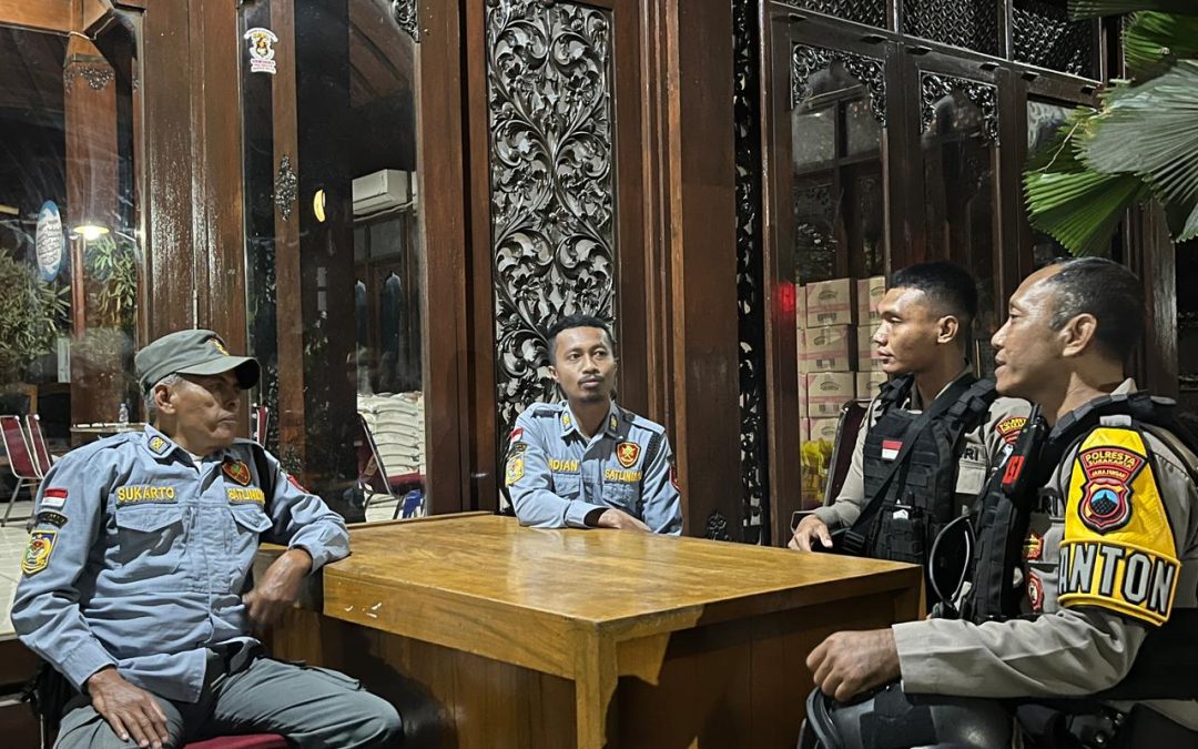 Sat Samapta Polresta Surakarta Gelar Patroli Dialogis Malam Hari Sambangi Piket Linmas Kelurahan