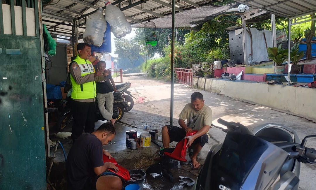 Bhabinkamtibmas Pucangsawit Sampaikan Pesan Kamtibmas saat Sambang Bengkel Cat Motor