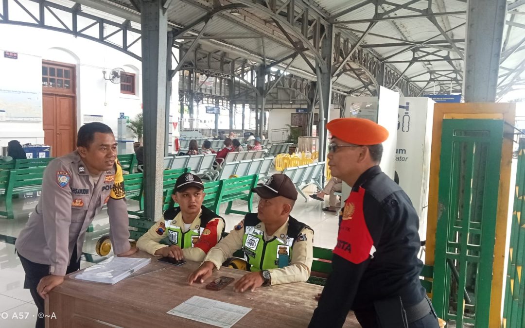 Bhabinkamtibmas Purwosari Laksanakan Sambang ke Stasiun Purwosari, Perkuat Koordinasi dengan Satpam