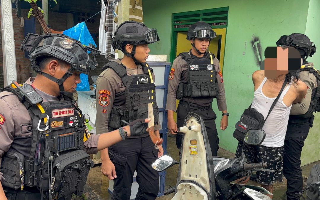 Tim Sparta Samapta Polresta Surakarta Amankan Pelaku Penganiayaan Bersenjata Tajam di Serengan