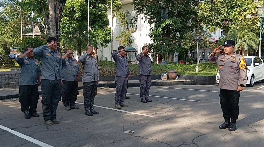 Bhabinkamtibmas Kampung Baru Berikan Pembinaan Linmas, Tekankan Kedisiplinan dan Respons Cepat Layanan Masyarakat