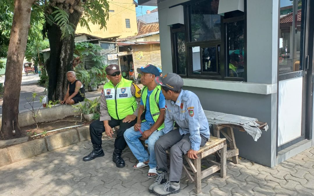 Bhabinkamtibmas Gajahan Sambangi Tukang Parkir Ndalem Joyokusuman, Sampaikan Pesan Kamtibmas