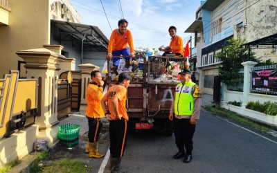 Bhabinkamtibmas Serengan Berikan Imbauan Kamtibmas dan Kebersihan kepada Petugas Kebersihan