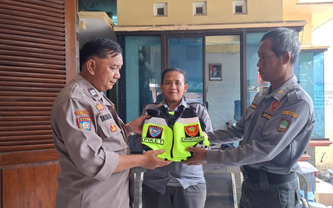 Bhabinkamtibmas Sriwedari Serahkan Bantuan Rompi Hijau Menyala untuk Anggota Linmas