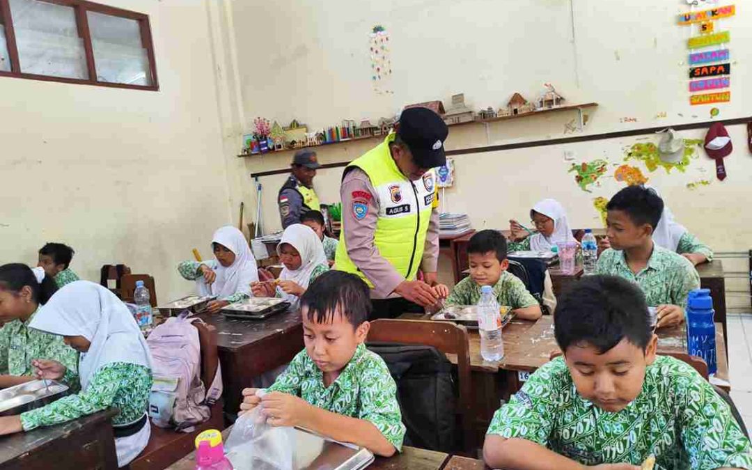 Bhabinkamtibmas Serengan Laksanakan Monitoring Pendistribusian MBG di SDN Serengan 1 dan Berikan Edukasi Hidup Sehat kepada Siswa