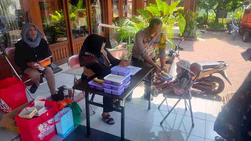 Bhabinkamtibmas Kelurahan Sumber Laksanakan Sambang dan Monitoring Program PMT untuk 70 Balita