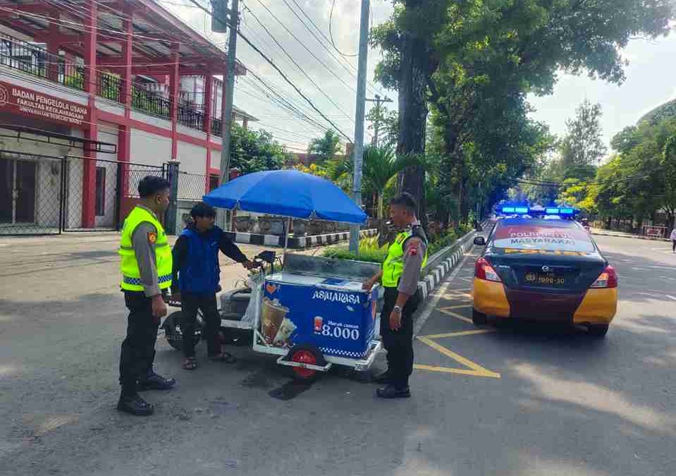 Personel Sat Samapta Polresta Surakarta Gelar Patroli Dialogis Sambangi Pedagang Kaki Lima