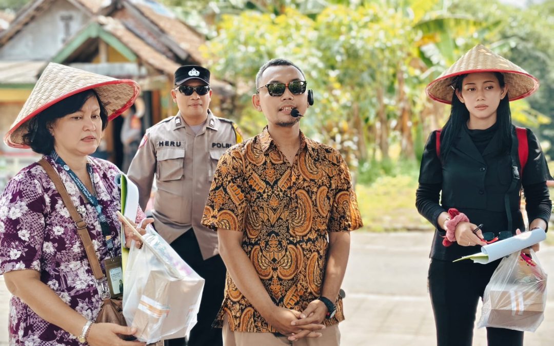 Bhabinkamtibmas Kelurahan Laweyan Dampingi Penjurian Lomba Noto Kampung Tahun 2025 Bertema “Lingkungan Asri Berkelanjutan”