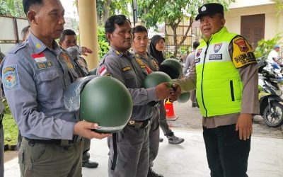 Bhabinkamtibmas Serengan Berikan Bantuan Helm kepada Linmas serta Imbau Tertib Lalu Lintas