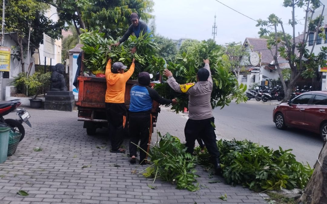 Bhabinkamtibmas Kestalan Bersama Petugas Kebersihan Gelar Kerja Bakti Antisipasi Pohon Tumbang