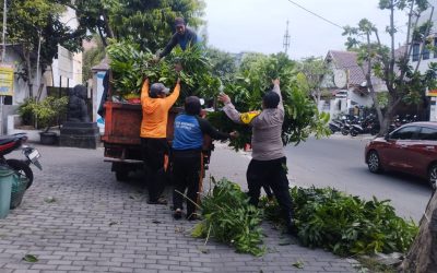 Bhabinkamtibmas Kestalan Bersama Petugas Kebersihan Gelar Kerja Bakti Antisipasi Pohon Tumbang