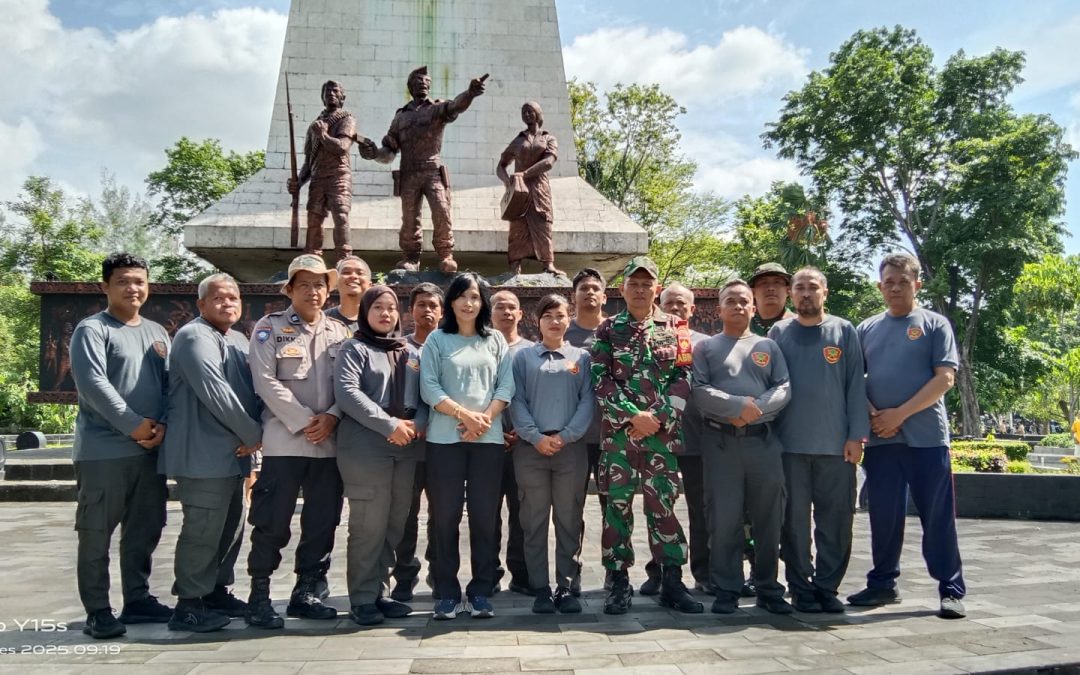 Bhabinkamtibmas Ketelan Laksanakan Sambang dan Uji Binsik Linmas dengan Materi Dasar Baris Berbaris