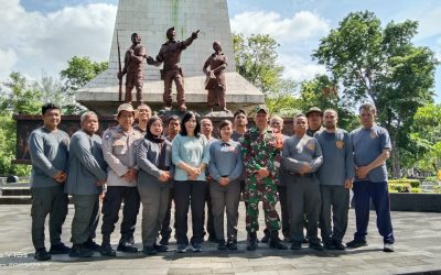 Bhabinkamtibmas Ketelan Laksanakan Sambang dan Uji Binsik Linmas dengan Materi Dasar Baris Berbaris