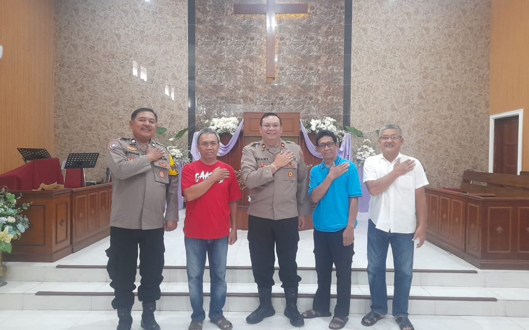 Jelang Nataru 2025/2026, Kapolsek Laweyan Bersama Bhabinkamtibmas Panularan Sambangi Gereja GKJ Cakraningratan
