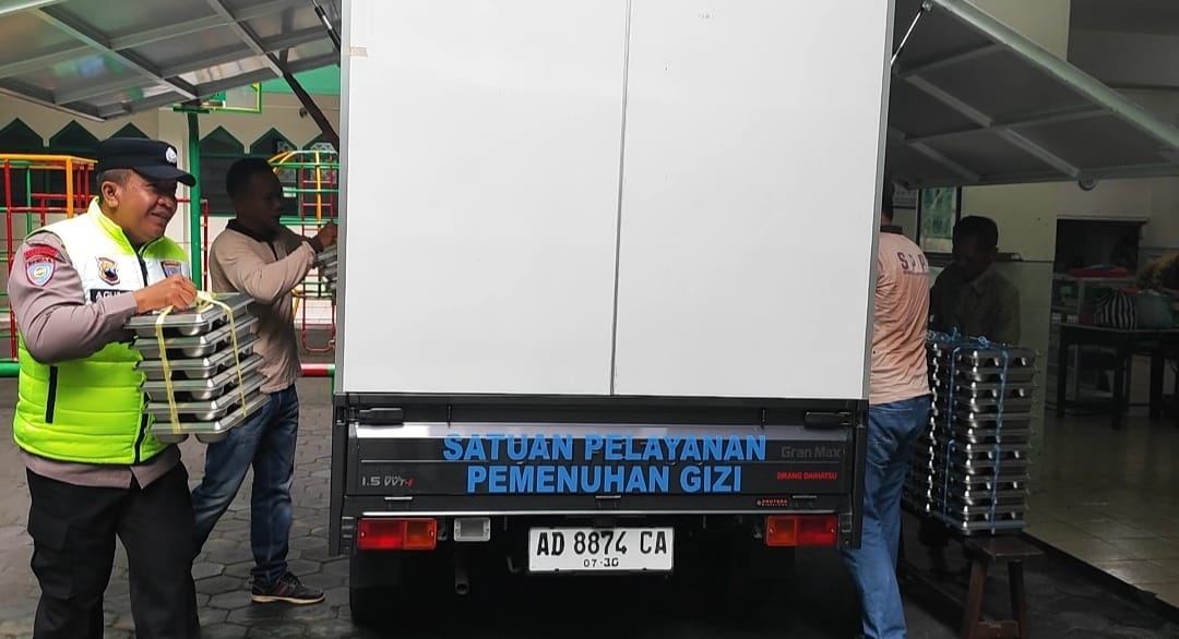 Bhabinkamtibmas Serengan Laksanakan Sambang dan Bantu Distribusi MBG di SD Islam Jamsaren