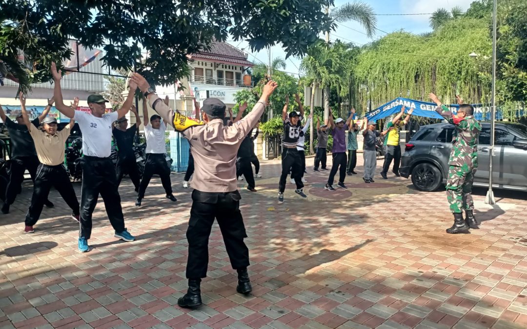 Humanis dan Penuh Kebersamaan, Bhabinkamtibmas Kelurahan Sumber Dampingi Tes Jasmani Calon Anggota Linmas 2026