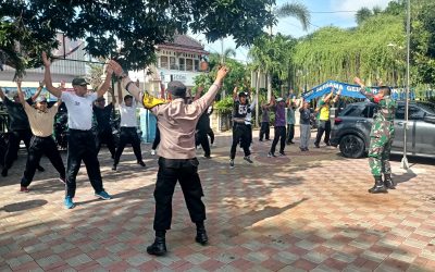 Humanis dan Penuh Kebersamaan, Bhabinkamtibmas Kelurahan Sumber Dampingi Tes Jasmani Calon Anggota Linmas 2026