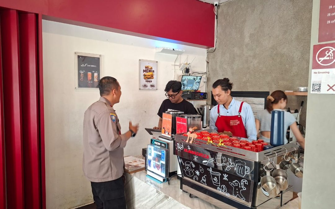 Humanis dan Dialogis, Bhabinkamtibmas Timuran Sambang dan Patroli di Kopi 28