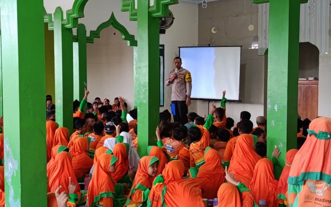 Bhabinkamtibmas Banyuanyar Berikan Sosialisasi Anti Bullying kepada Siswa SD Mujahidin