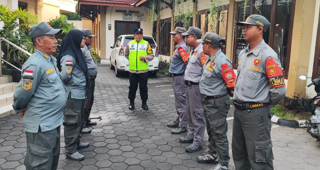 Bhabinkamtibmas Kelurahan Serengan Pimpin Serah Terima Piket Linmas, Tekankan Peningkatan Pelayanan Masyarakat