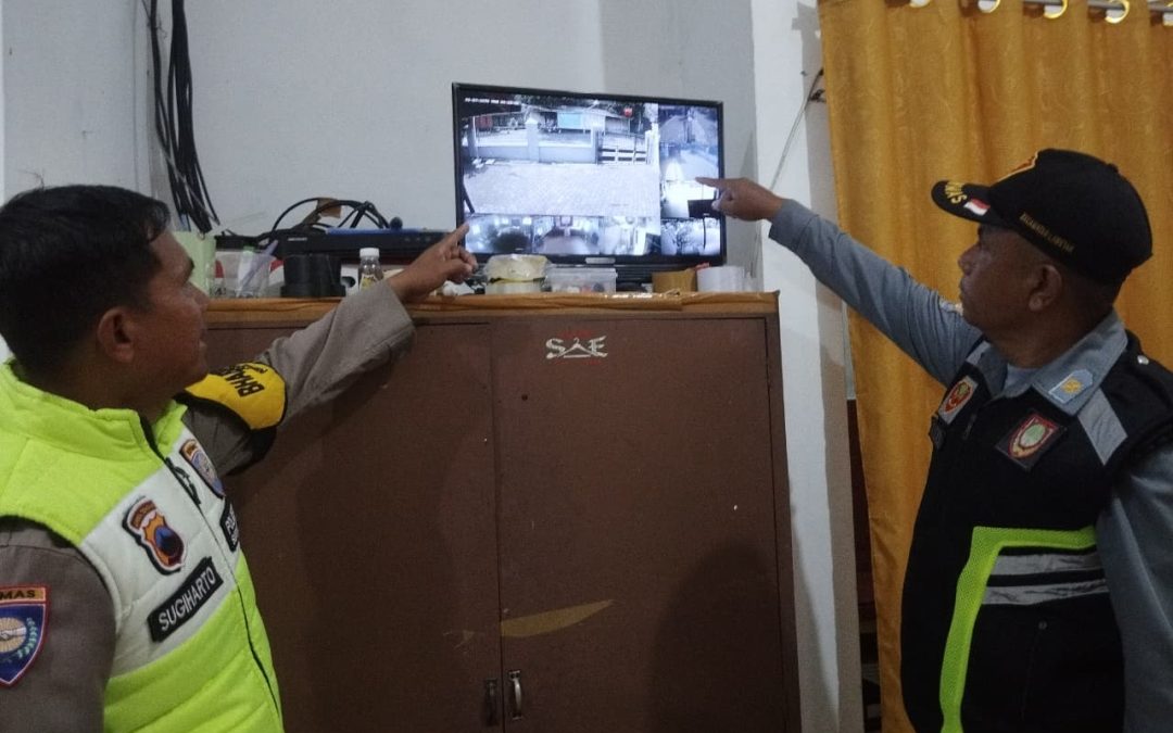Bhabinkamtibmas Kelurahan Jajar Bersama Linmas Lakukan Pengecekan CCTV di GKII Jelang Perayaan Natal 2025