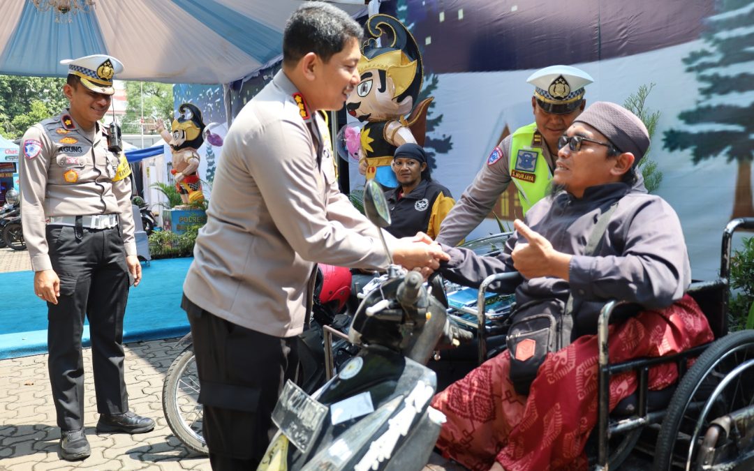 Peduli Sesama, Kapolresta Surakarta Gelar Bakti Sosial Berikan Kursi Roda bagi Difabel