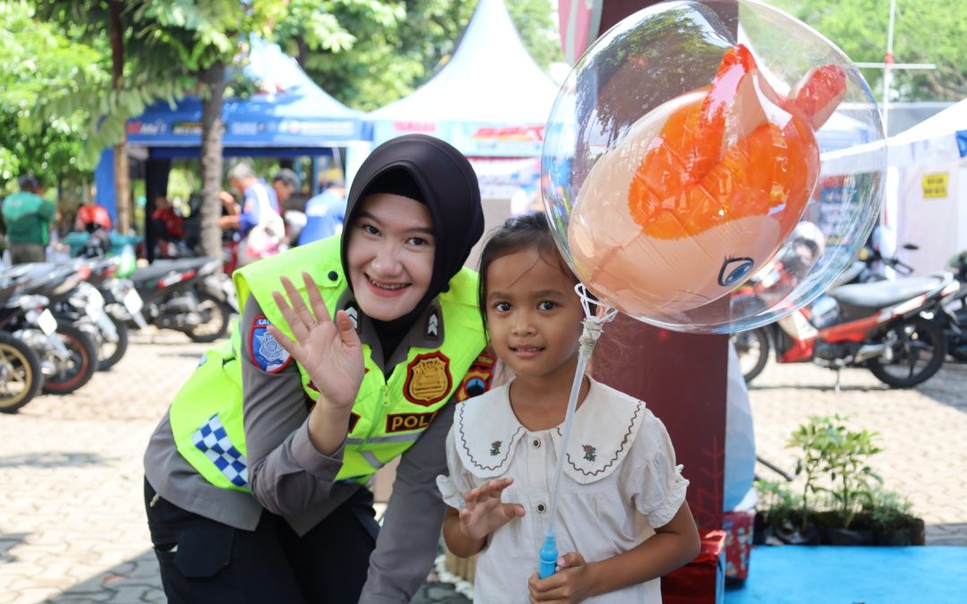Polisi Menyapa, Polwan Polresta Surakarta Beri Perhatian Humanis kepada Balita di Pos Pelayanan Vastenburg