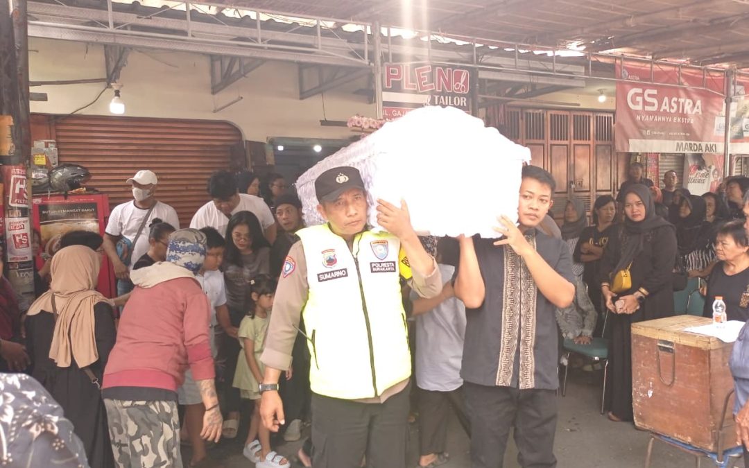 Bhabinkamtibmas Timuran Dampingi Proses Lelayu dan Pemakaman Warga