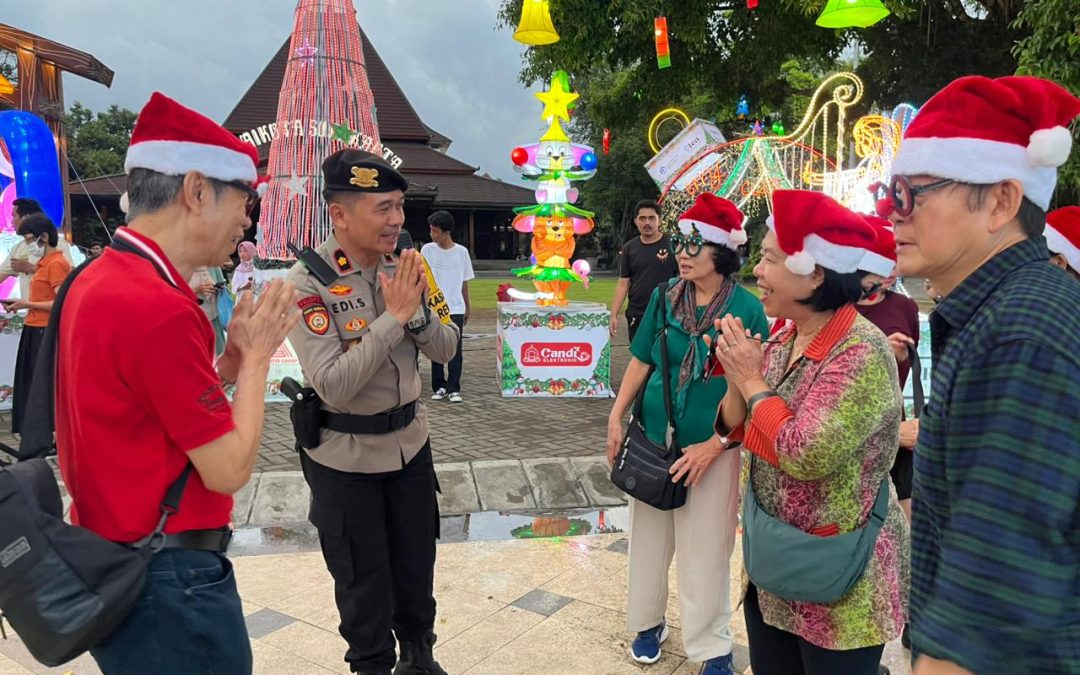 Polisi Menyapa, Kasat Samapta Polresta Surakarta Sapa Warga Saat Perayaan Natal 2025 di Depan Balai Kota