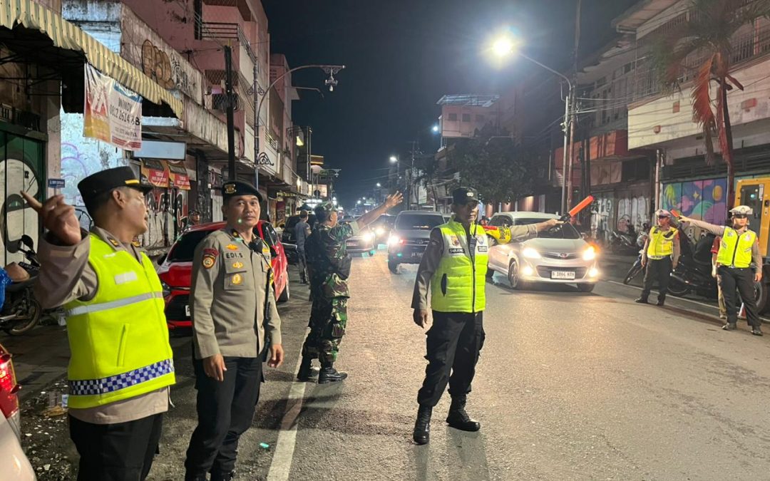 Kasat Samapta Polresta Surakarta Bersama Anggota Pos Pengamanan Operasi Lilin Candi 2025 Melaksanakan Pengaturan Lalu Lintas