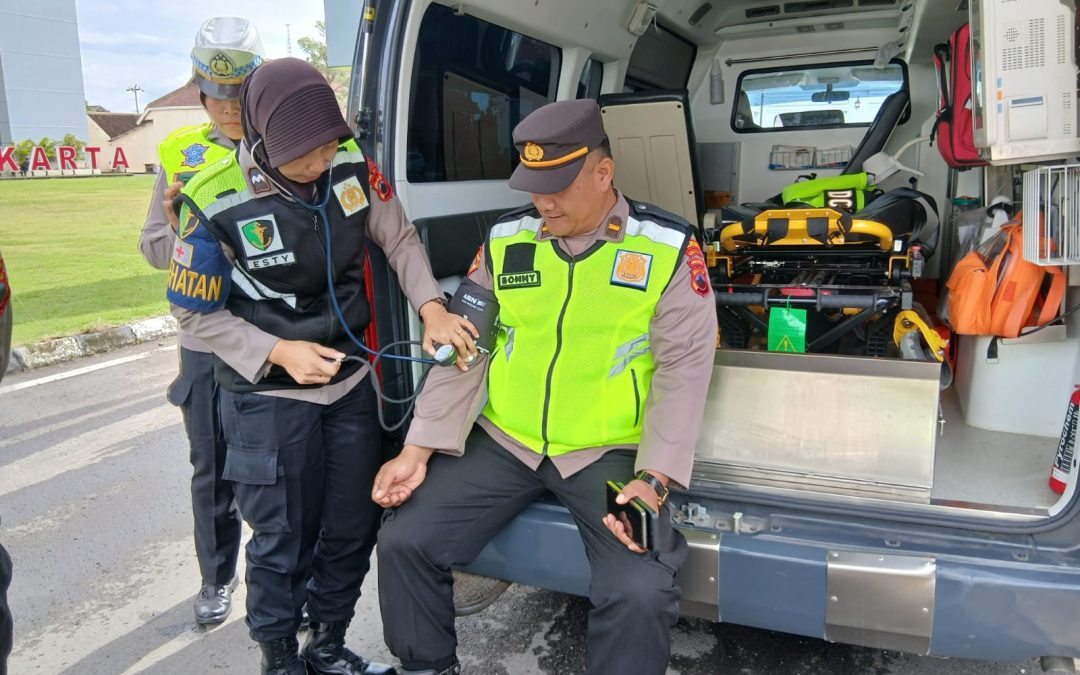 Seksi Dokkes Polresta Surakarta Berikan Pelayanan Kesehatan Personel Operasi Lilin Candi 2025