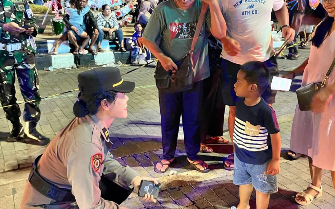 Sentuhan Humanis, Polwan Polresta Surakarta Sapa Balita Saat Patroli Nataru