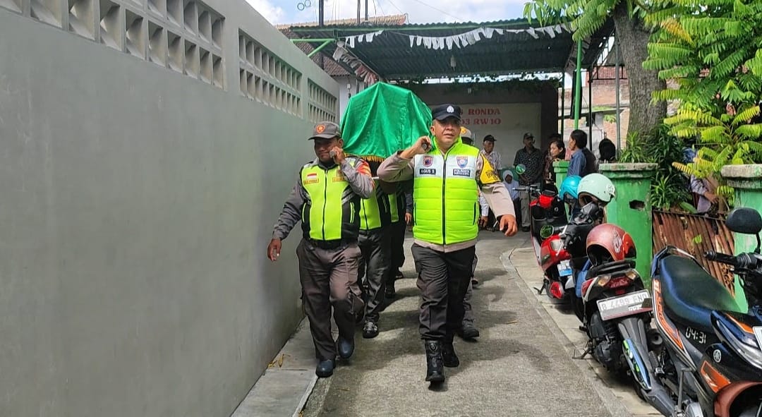 Bhabinkamtibmas Kelurahan Serengan Bantu Angkat Peti Jenazah Warga Saat Lelayu