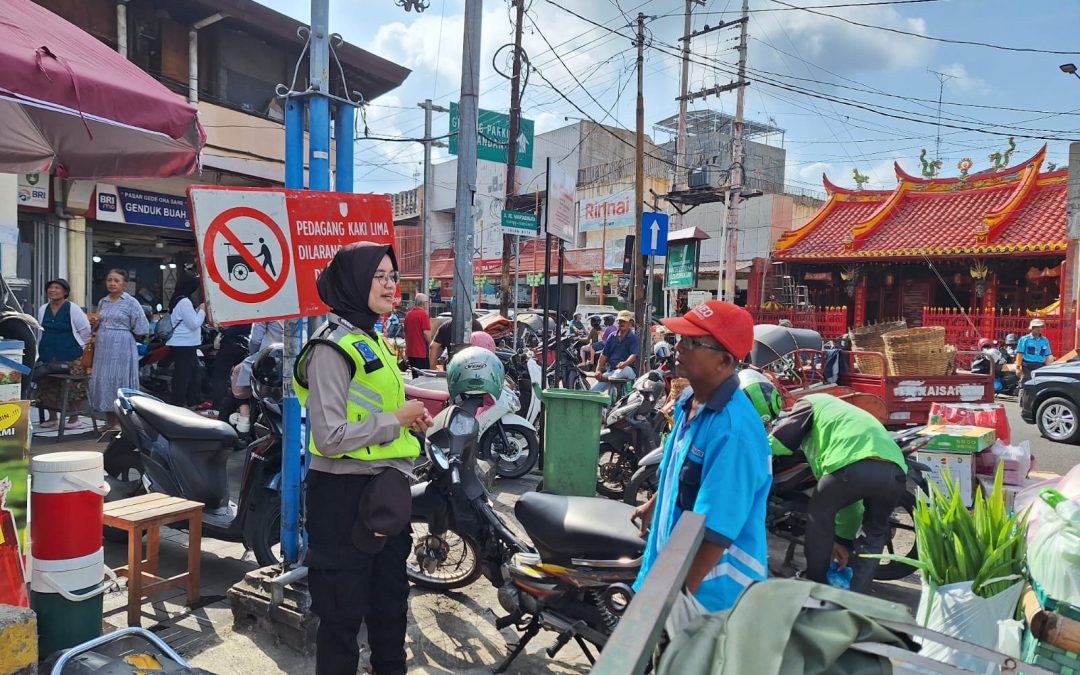 Patroli Polwan Polresta Surakarta Sambangi Tukang Parkir, Berikan Imbauan Kamtibmas Jelang Malam Tahun Baru 2026