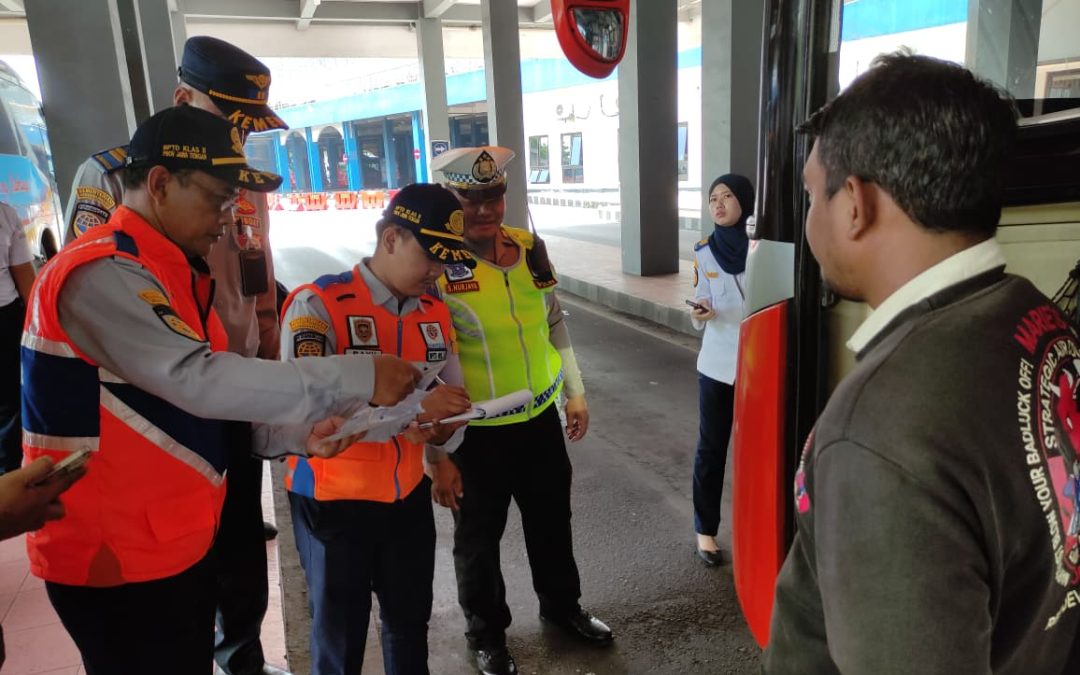 Polresta Surakarta Laksanakan Ramp Check Angkutan Umum di Terminal Tirtonadi Jelang Libur Natal 2025 dan Tahun Baru 2026