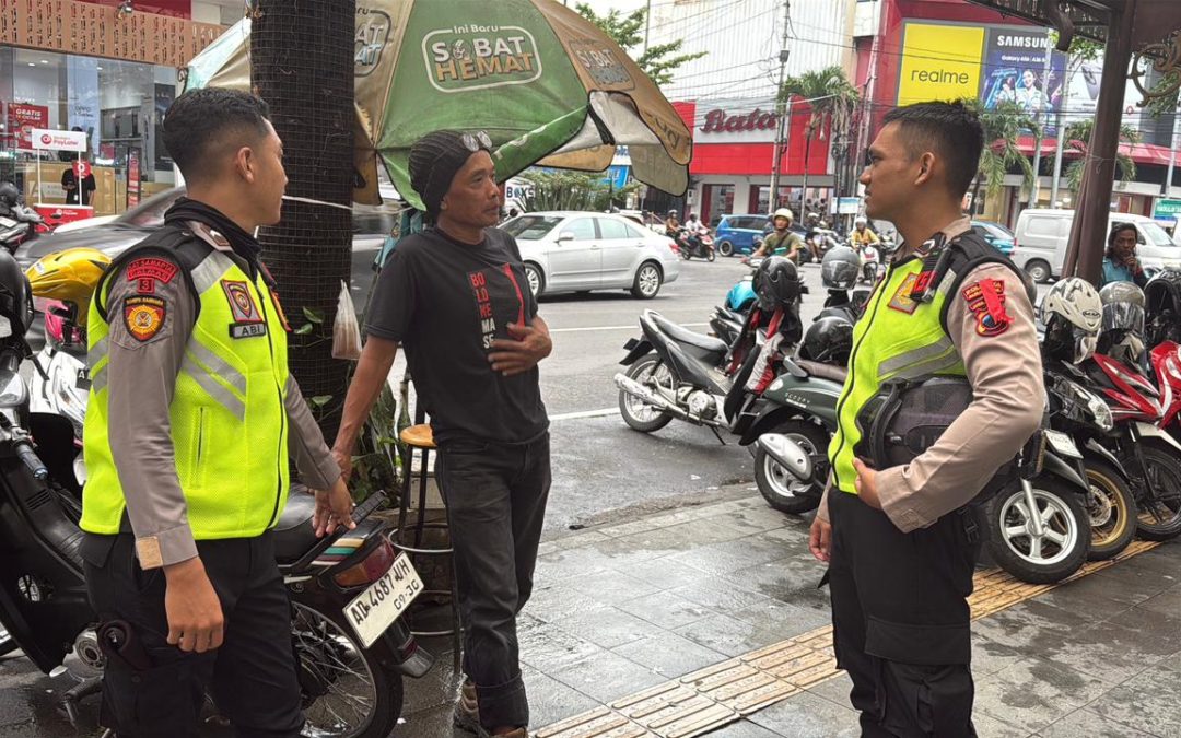 Patroli Sat Samapta Polresta Surakarta Imbau Juru Parkir Tertib Tarif dan Penataan Kendaraan