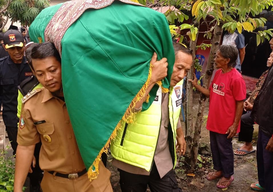 Bhabinkamtibmas Timuran Bantu Prosesi Pemakaman Warga Binaan