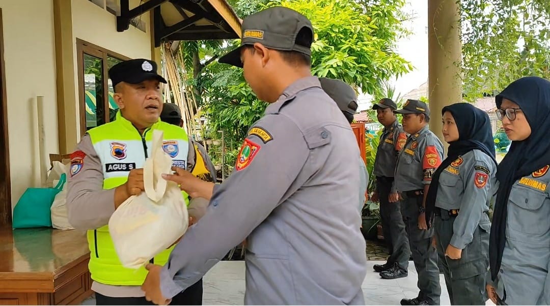 Bhabinkamtibmas Kelurahan Serengan Berikan Bantuan Sembako kepada Anggota Linmas, Perkuat Sinergi Jaga Kamtibmas