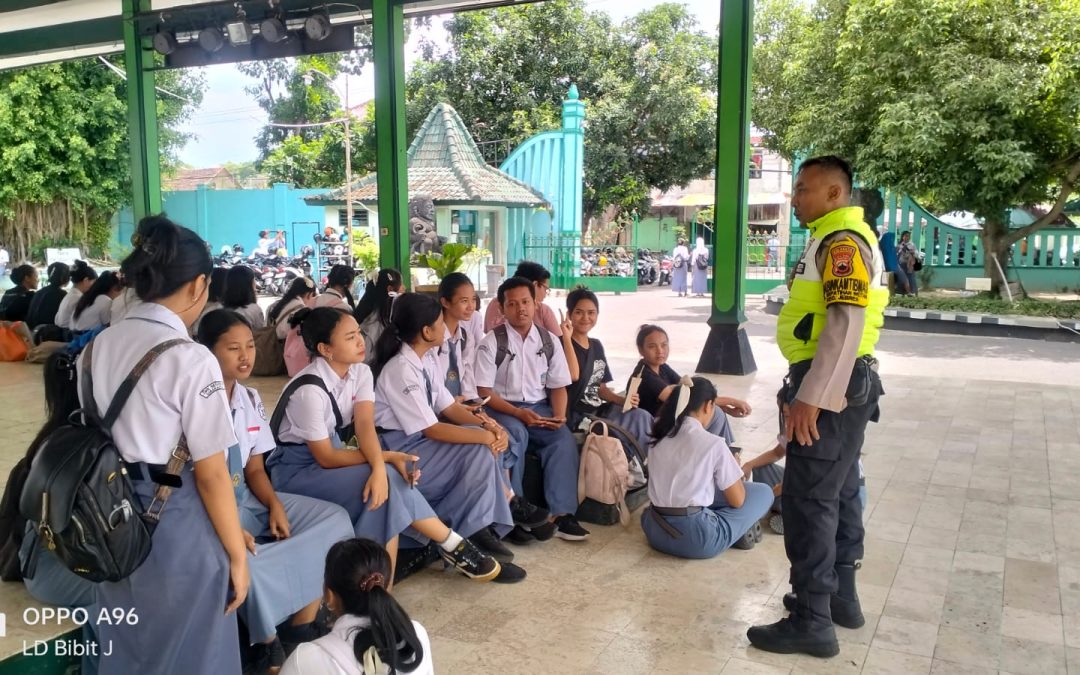 Bhabinkamtibmas Kepatihan Wetan Sambangi SMKN 8 Surakarta, Berikan Penyuluhan Disiplin Berlalu Lintas dan Anti Bullying