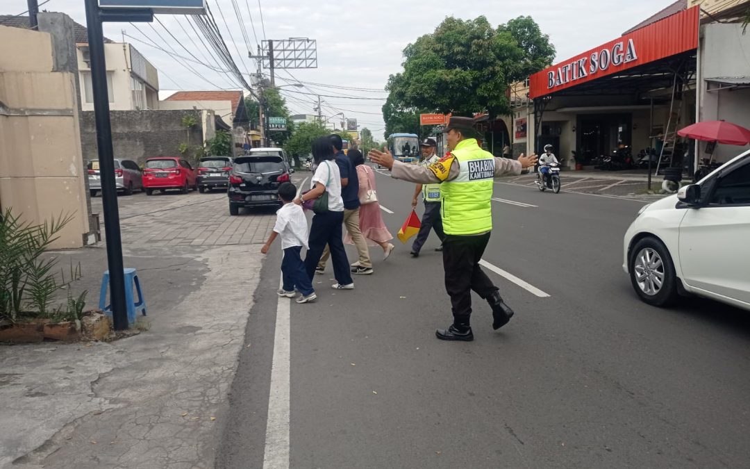 Bhabinkamtibmas Bumi Intensifkan Pengaturan Arus Lalu Lintas Saat Ibadah Awal Tahun 2026 di GKI Kabangan
